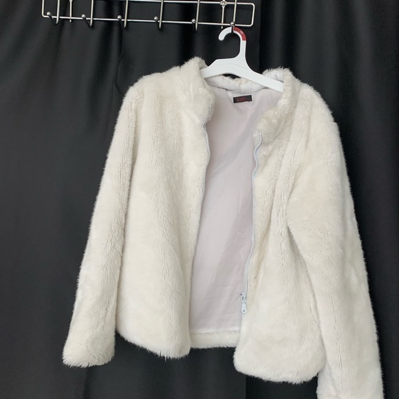 White fluffly jacket - Picture 1 of 5